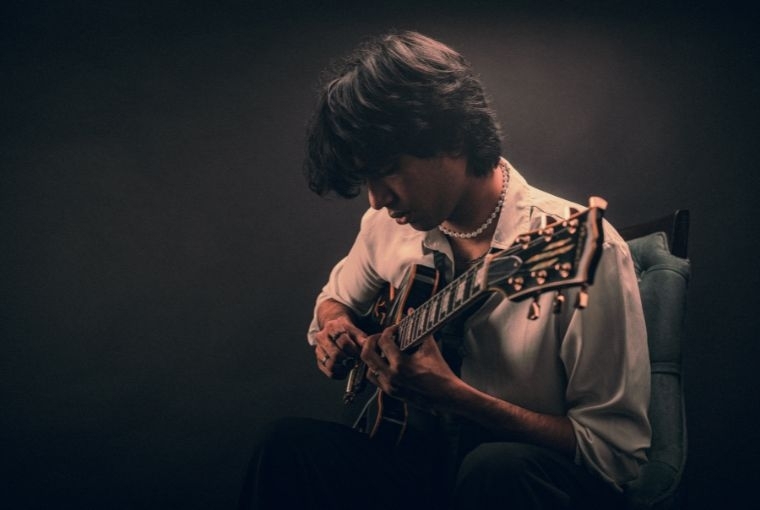 Guitars, Griefcases & Growing Up: Hulo  