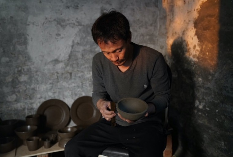 Ikai Asai Longpi pottery making