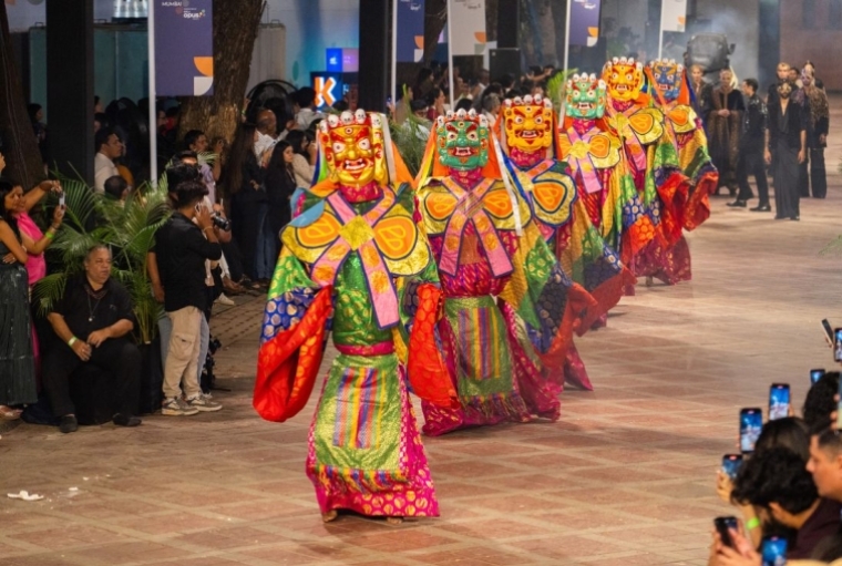 The Tarun Tahiliani Parade at Art Mumbai The Tarun Tahiliani Parade at Art Mumbai
