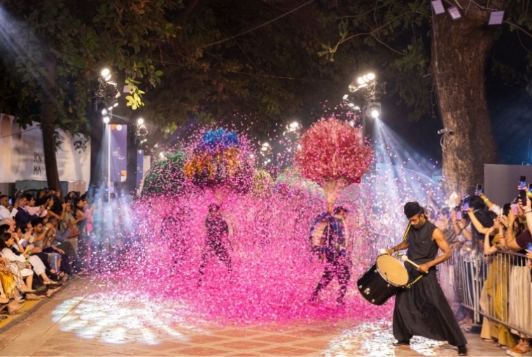The Tarun Tahiliani Parade at Art Mumbai The Tarun Tahiliani Parade at Art Mumbai